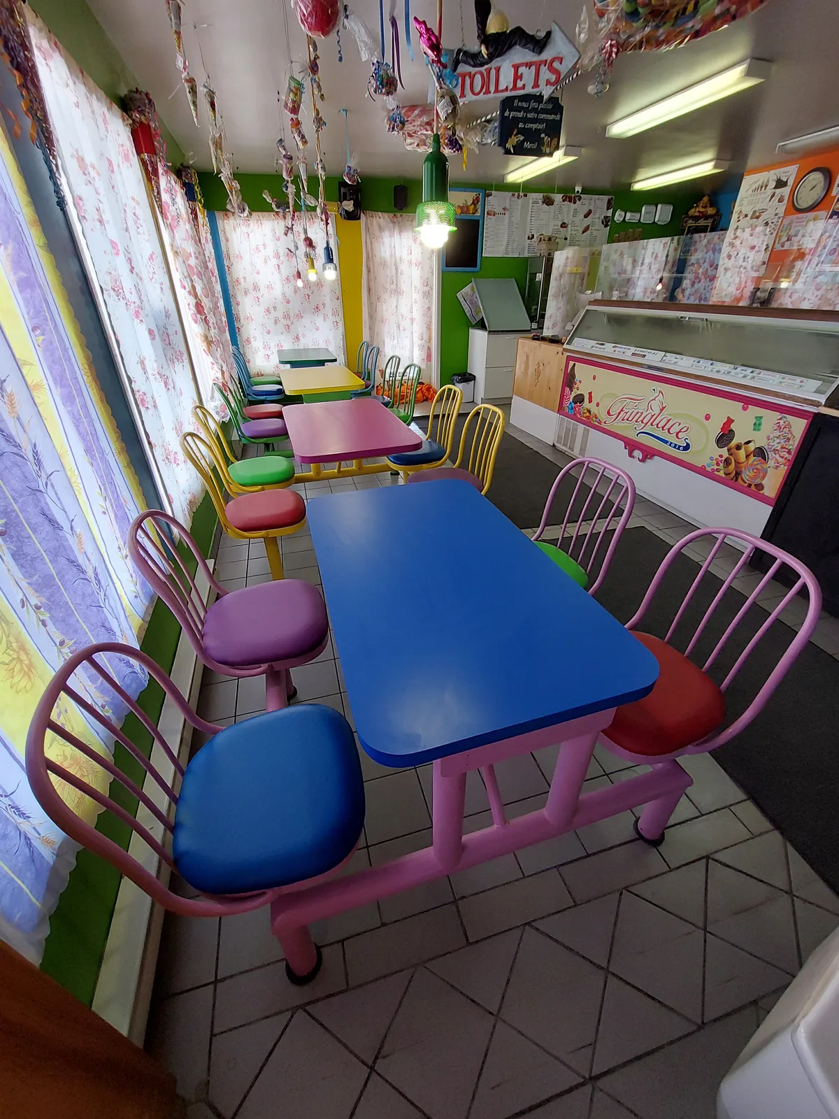 Salle intérieure colorée — coin enfants