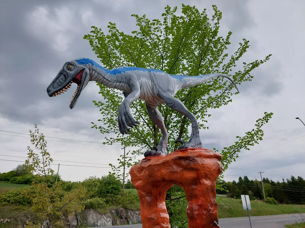 Raptor bleu sur piédestal