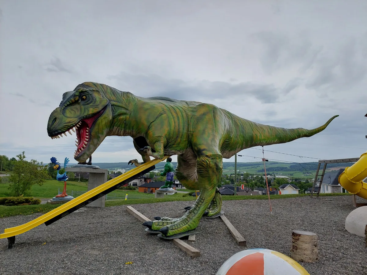 T-Rex grandeur nature avec glissade